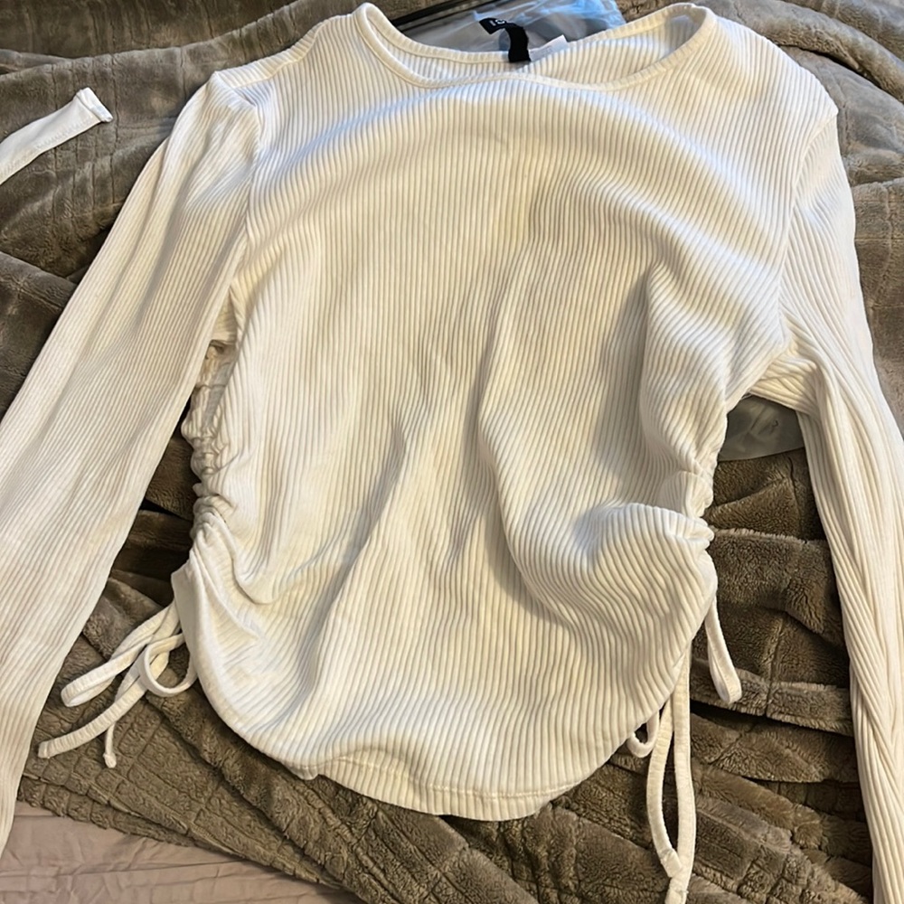 white top w scrunch sides